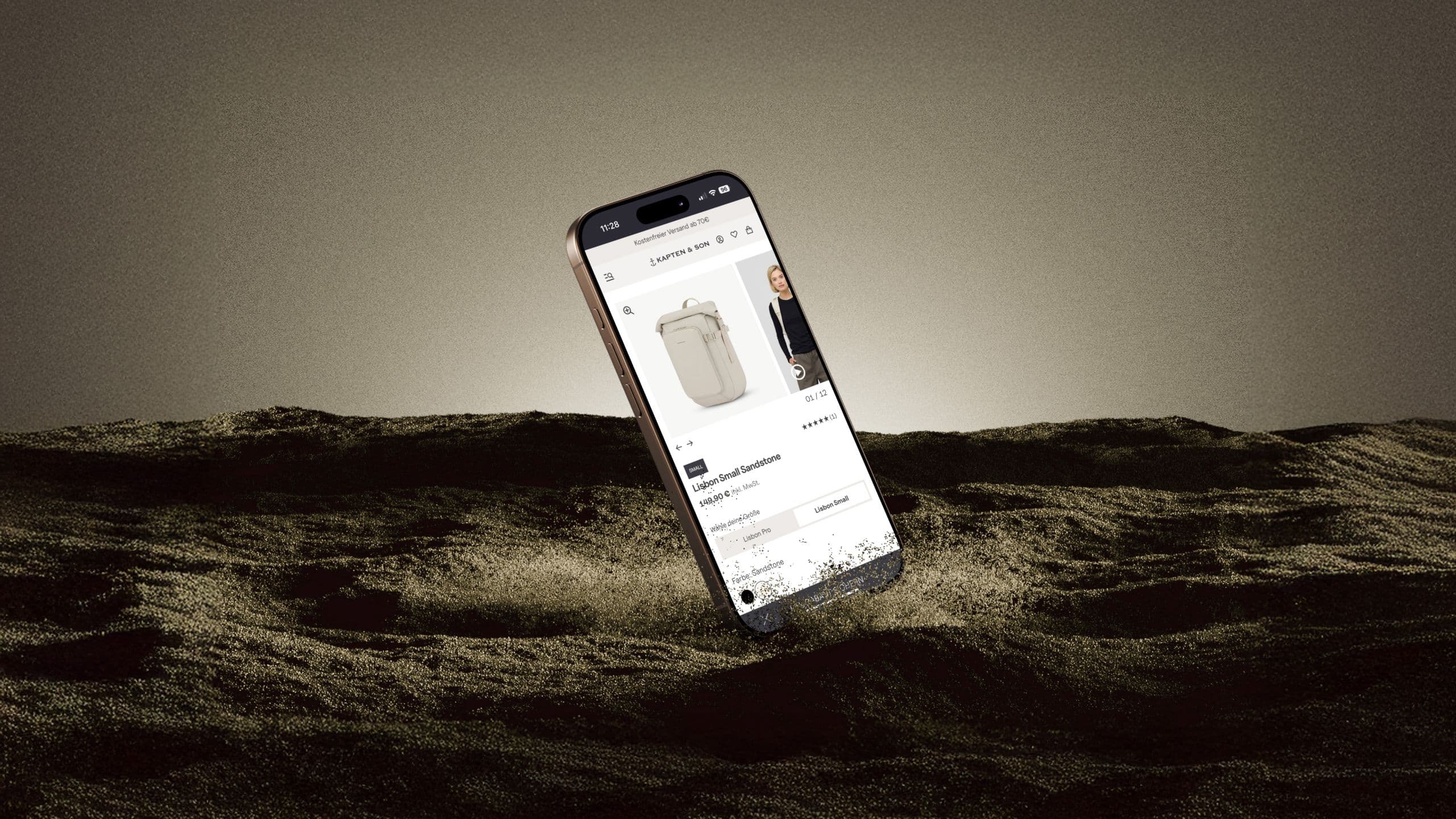 Ein Smartphone-Display bildet die Shop-Seite von Kapten & Son ab